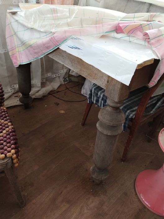 Різьблені ніжки стола. Каркас стола