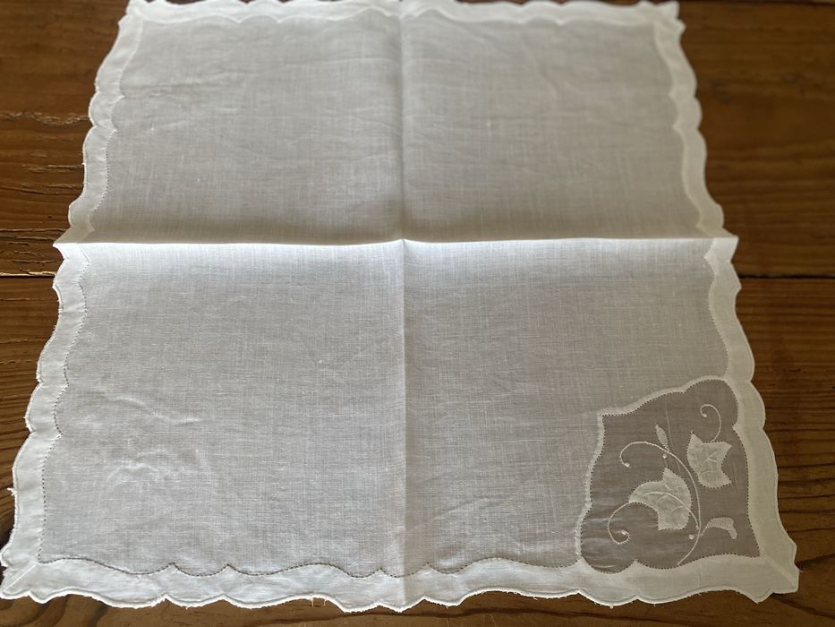 Toalha em organza e linho com guardanapos - bordado da Madeira