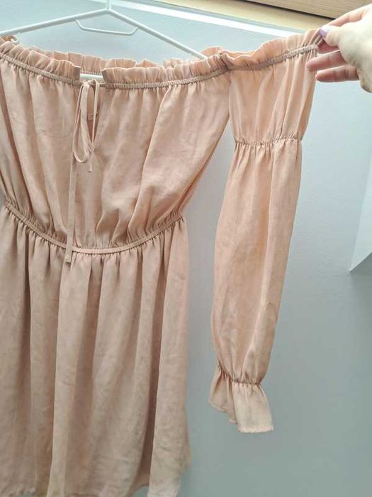 Pudrowa sukienka hiszpanka NLY Trend • Rozmiar S