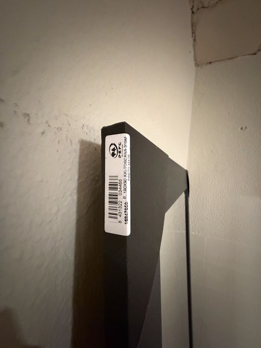 Espelho de grandes dimensões com moldura preta