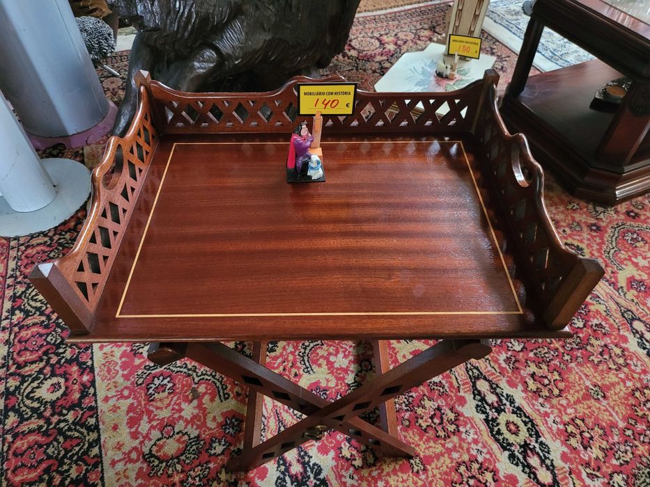 Mesa de apoio em madeira com tabuleiro amovível- ó