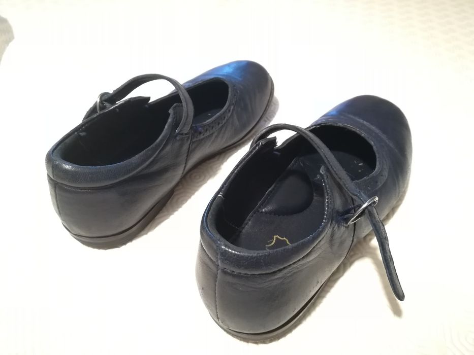 Sapatos azuis escuros em pele