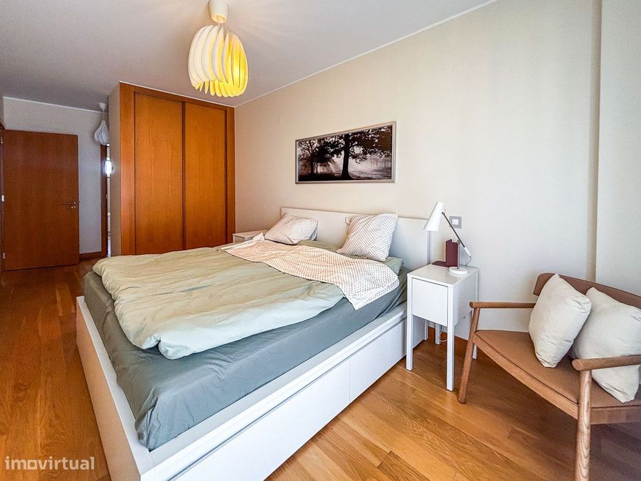 Apartamento T2 mobilado com garagem e elevador para arrendar no centro