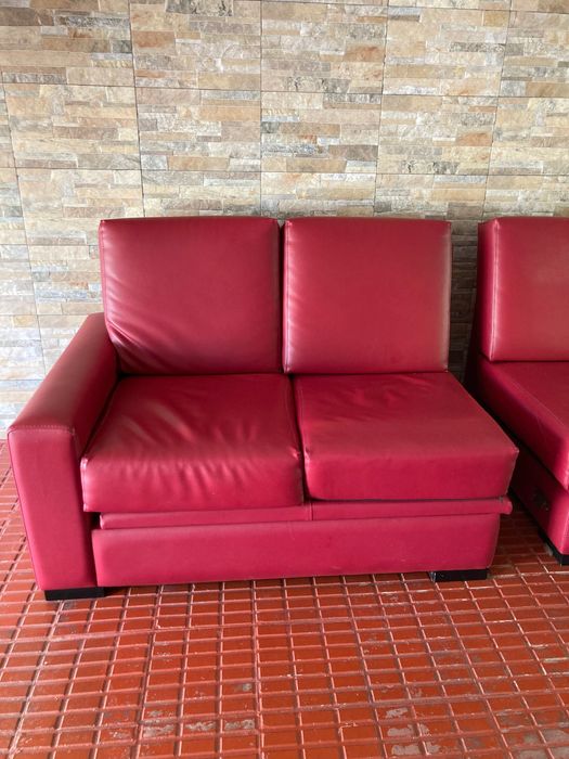 Sofá em pele vermelho