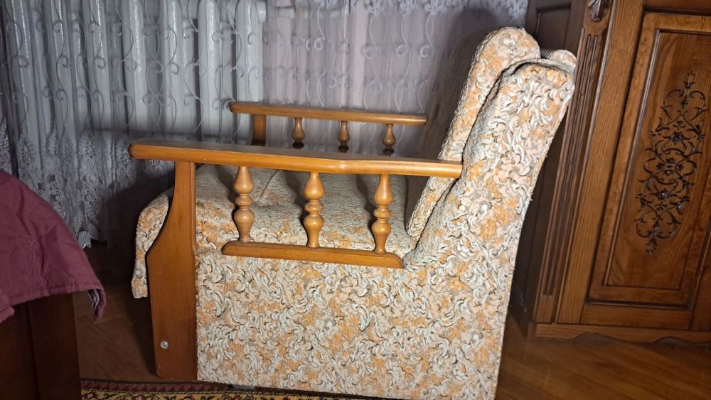 Диван, два крісла м'які великі і 4 крісла менші