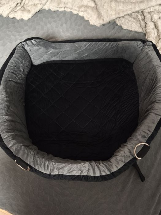 Assento para cães para carro com cinto de segurança, bolso de armazenamento e antiderrapante.