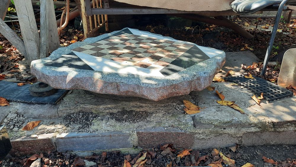 Шахматна плита із граніта по типу три д