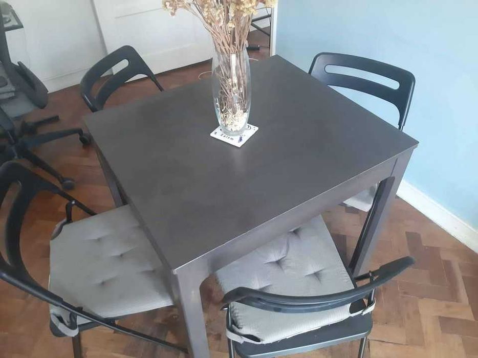 Mesa de jantar e cadeiras