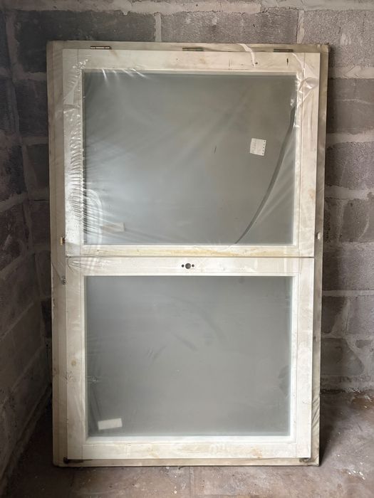 Sprzedam nowe okna drewniane o wymiarach 179 × 117 cm.