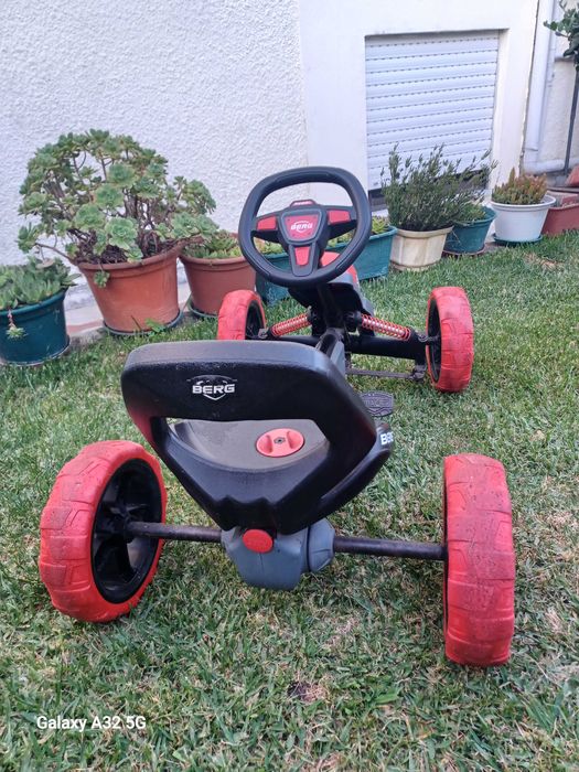 Carrinho a pedais de criança