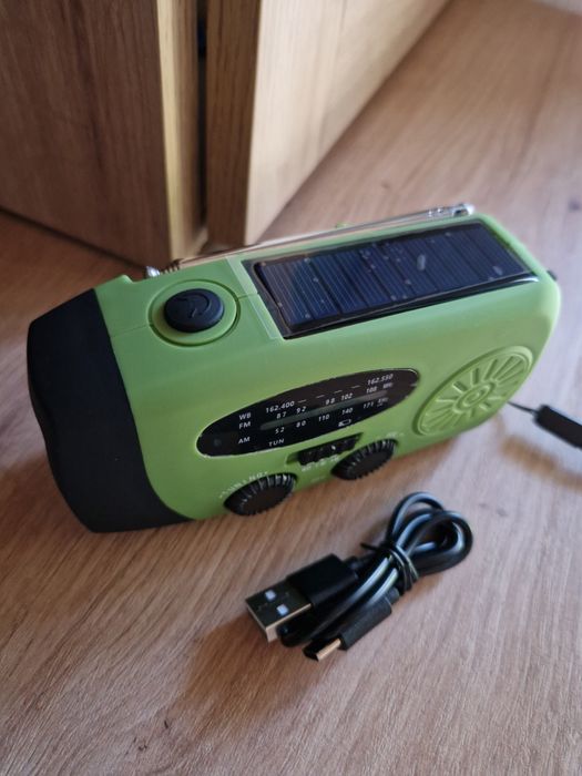 Rádio com carregamento solar e de mola. Com lanterna. Novo
