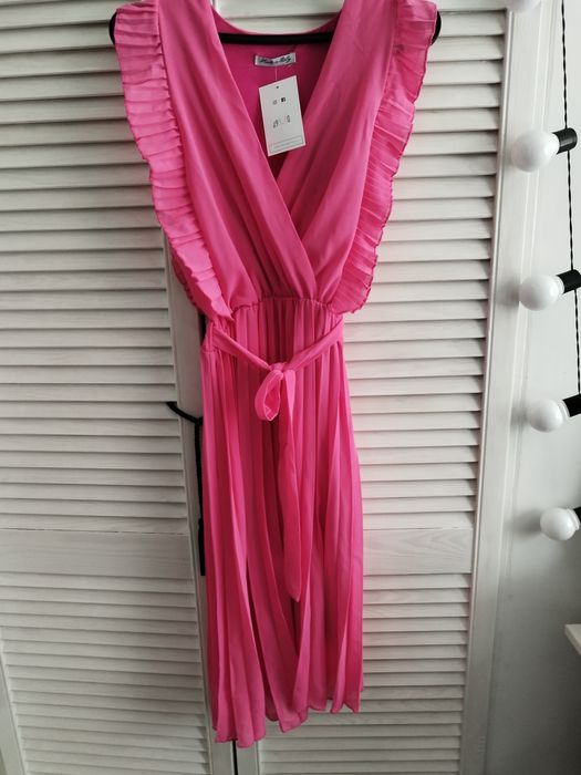 Różowa sukienka z plisowanym dołem
