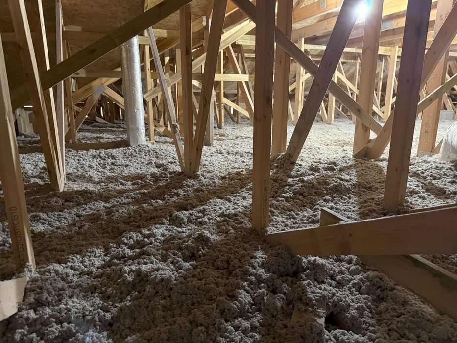 Ocieplenie domu izolacje celuloza wdmuchiwanie docieplanie poddasza