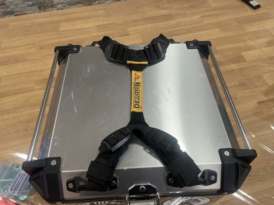Top case Benelli Trk 702 X usada sem base