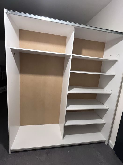 Duża biała szafa drążek półki