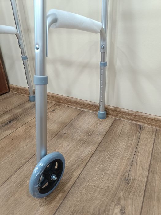 Ходунки (ходуни). На колесах та без. Крокуючі та переставні. Нові