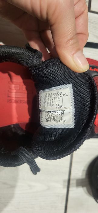 Nike Jordan Heir w kolorystyce czarno-czerwonej.