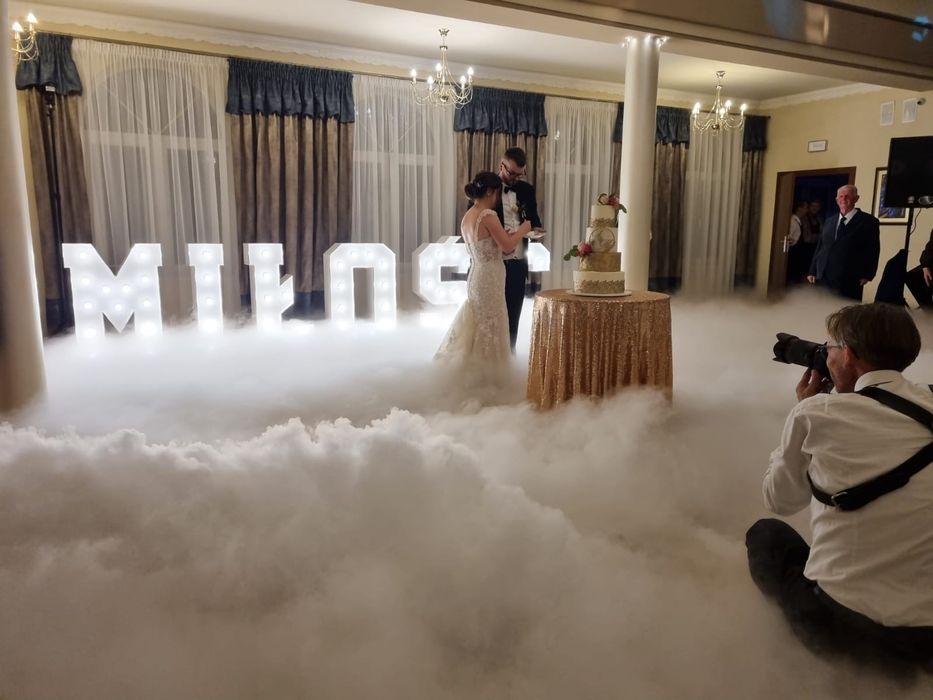 Napis MIŁOŚĆ, ciężki dym, fontanna iskier, miny dymne, wesele