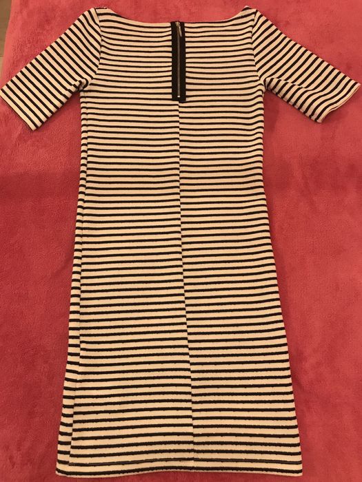 Vestido riscas brancas e azuis escuras