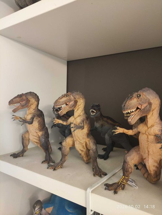 Figura de dinossauro carnívoro em pé — à unidade