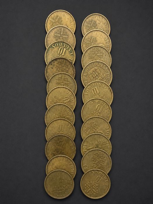 Lote de 21 moedas portuguesas de 10 escudos. Vários anos e estados de conservação. Ideal para colecionadores ou completar coleção - moedas antigas