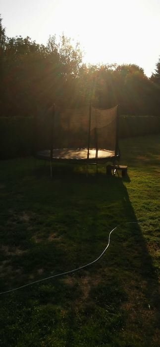 Domek drewniany zjezdzalnia i trampolina