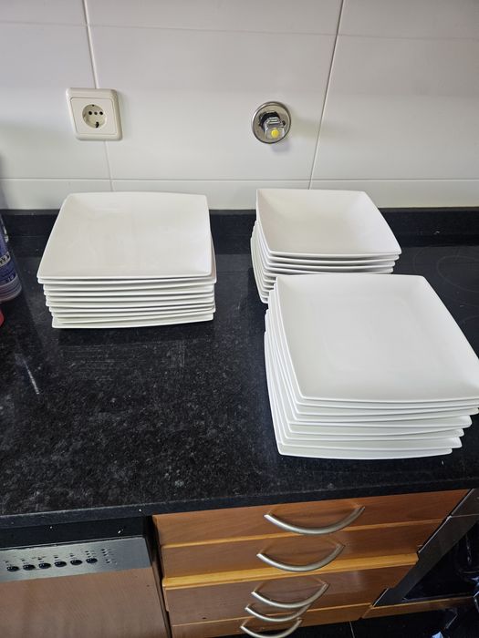 Conjunto de pratos de jantar, sobremesa e sopa