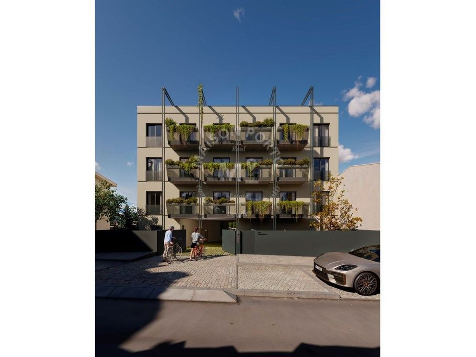 Apartamento T1+1 com Varanda e Lugar de Estacionamento em Valadares...