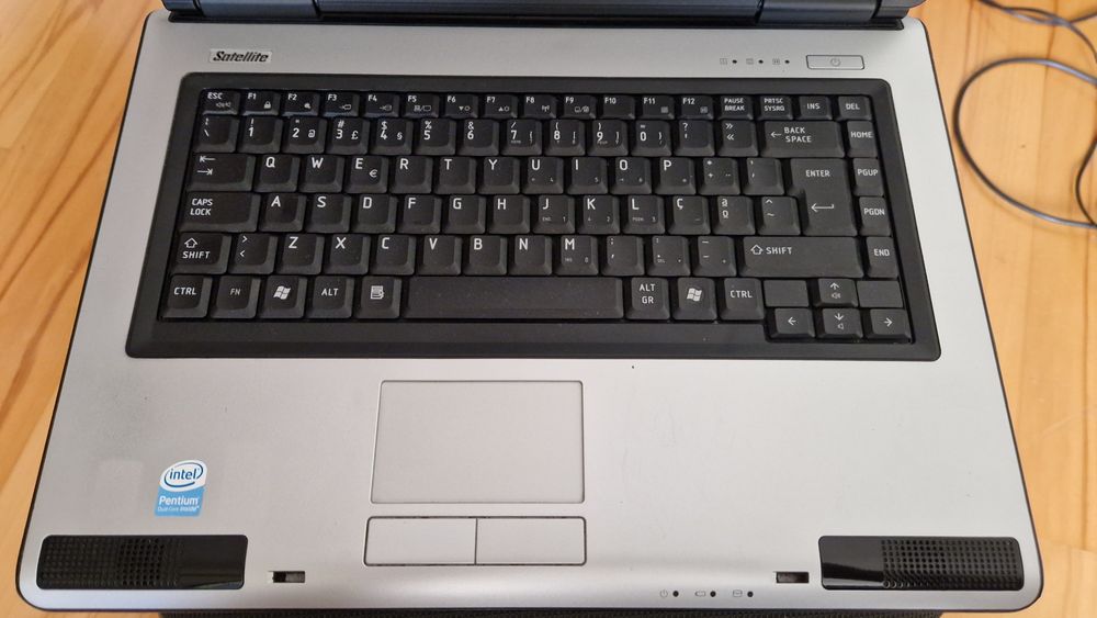 Portátil Toshiba L40 Intel Mobile Core 2 Duo T7500 2.2 GHz SSD 250 GB