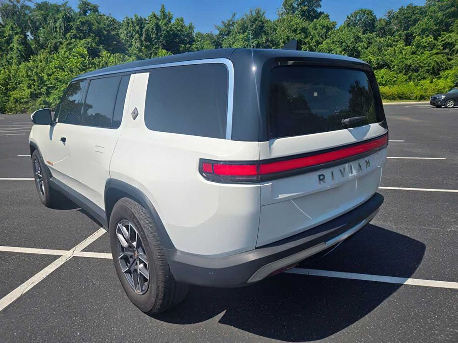 Rivian R1S      2024