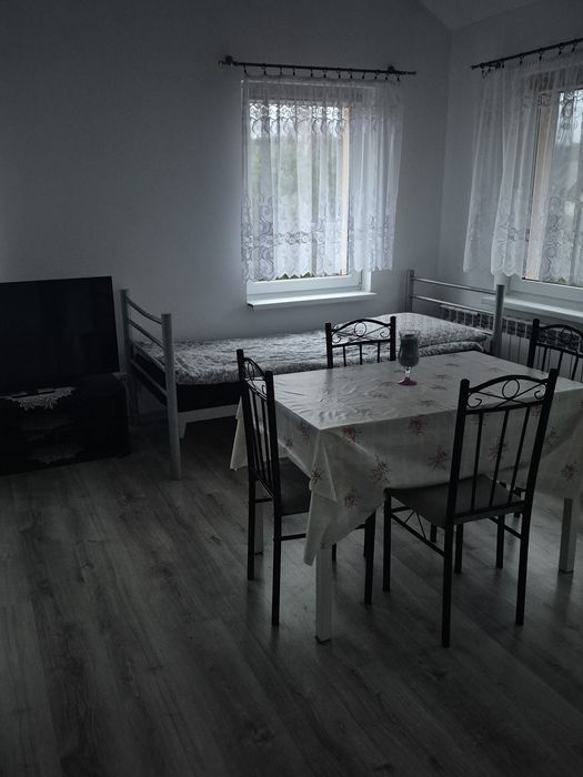 Pokoje  pod  dębem  dla  gości  I pracownikow