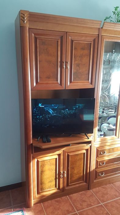 Móvel e mesa com cadeiras