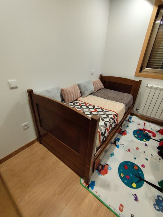 Cama em madeira de castanho