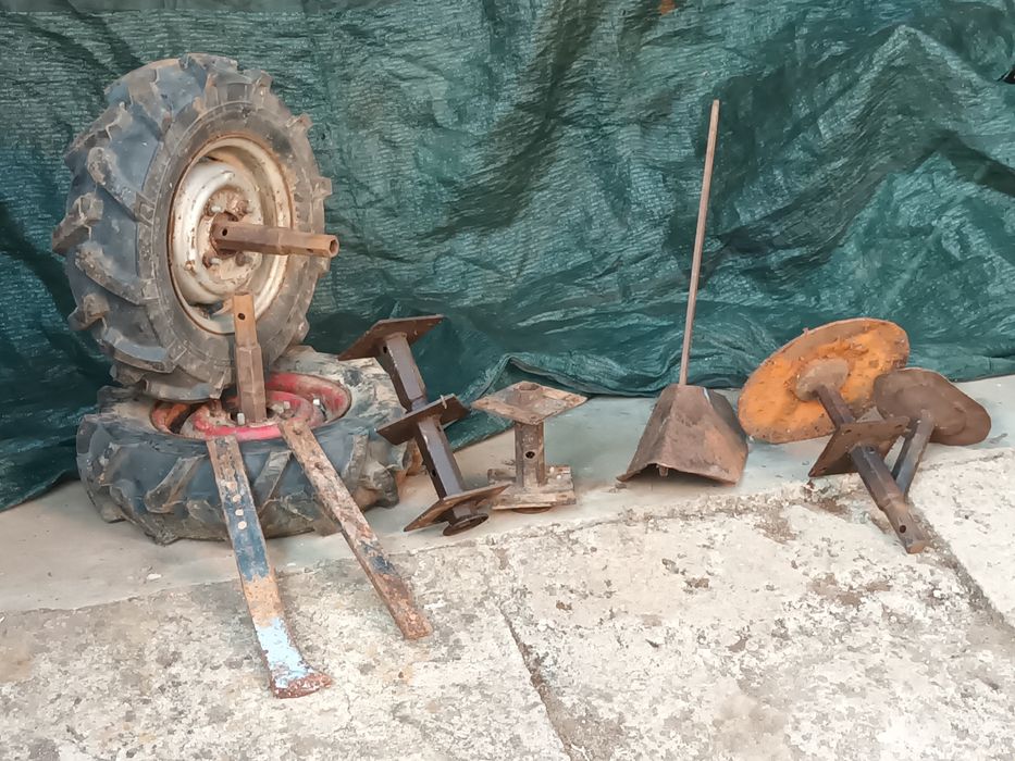 Várias alfaias e caixa de  transferências motoenxada