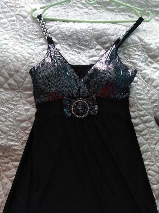 Czarna sukienka na impreze