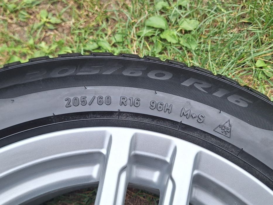 Зимовий PIRELLI 205 60 16