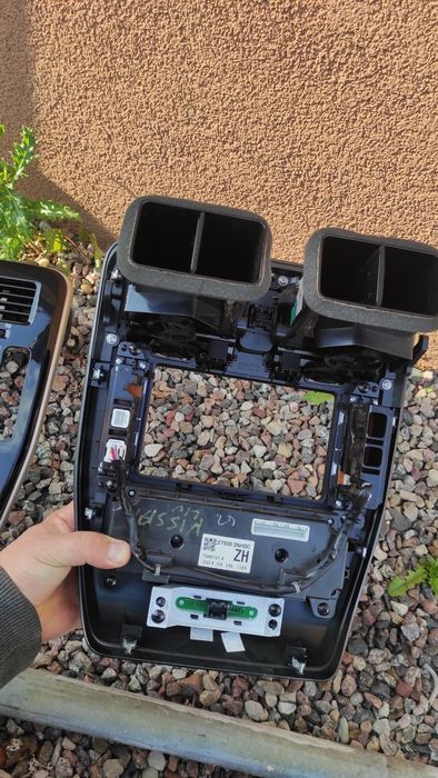 Obudowa radia Nissan Leaf panel nawiewu kratka nawiewu