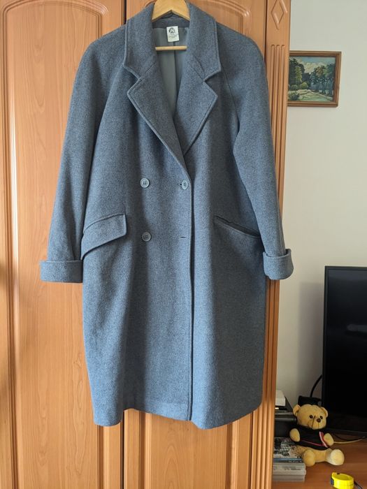 Жіноче пряме пальто (оверсайз) гарного сірого кольору.