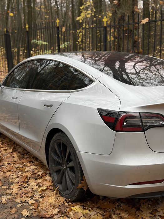 Продаж власного авто Тесла 3