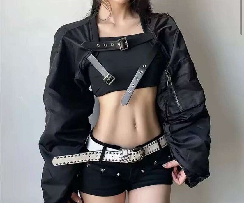 Укорочена куртка в стилі y2k