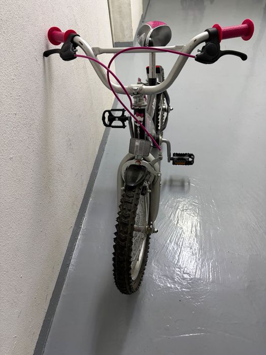 Bicicleta Júnior 6-8anos em muito bom estado