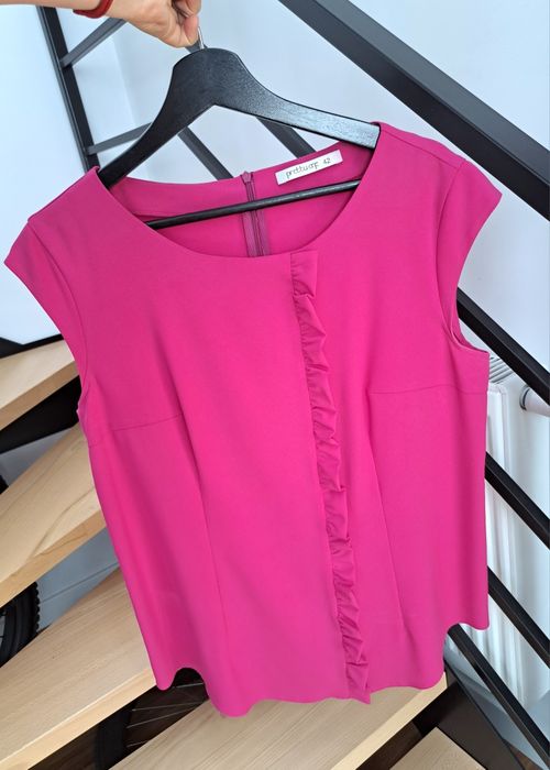 Bluzka z ozdobną falbanką Pretty One 42 XL fuksja
