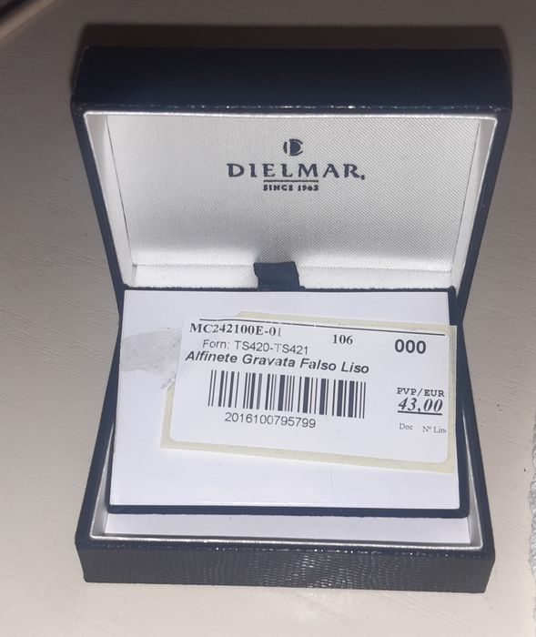 Alfinete de Peito NOVO EM CAIXA