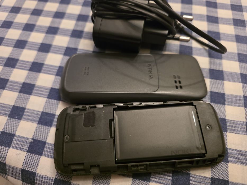 Nokia pequeno preto antigo a funcionar bem