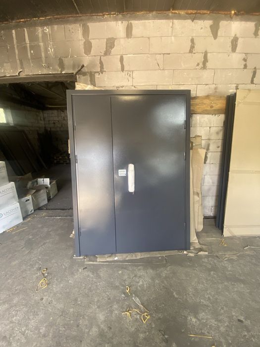 Входные двери в тамбур, металлические двери, бронированные двери