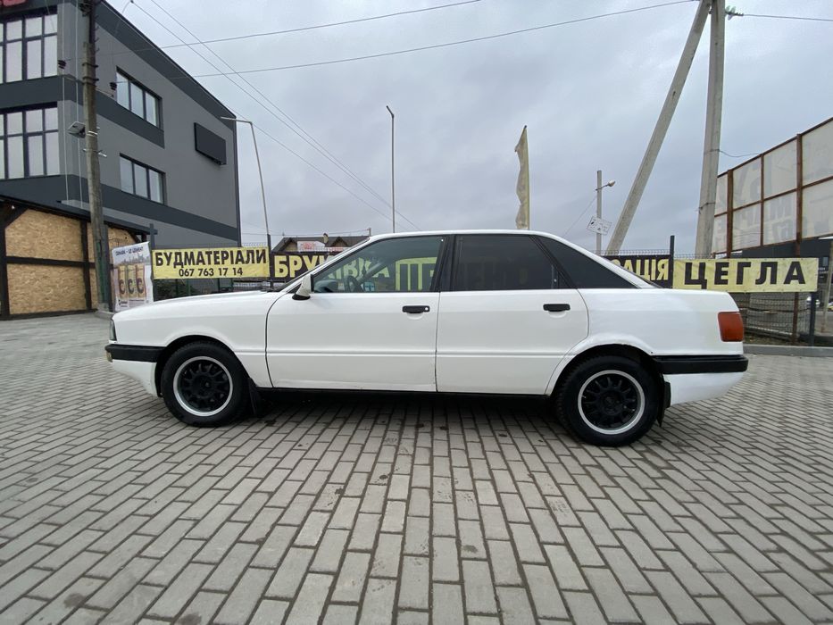 Ауді 90 на ходу.