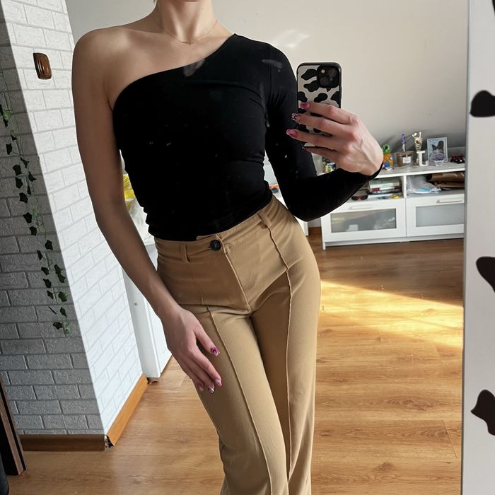 czarne body zapinane na guzik z jednym rękawem cold arm h&m