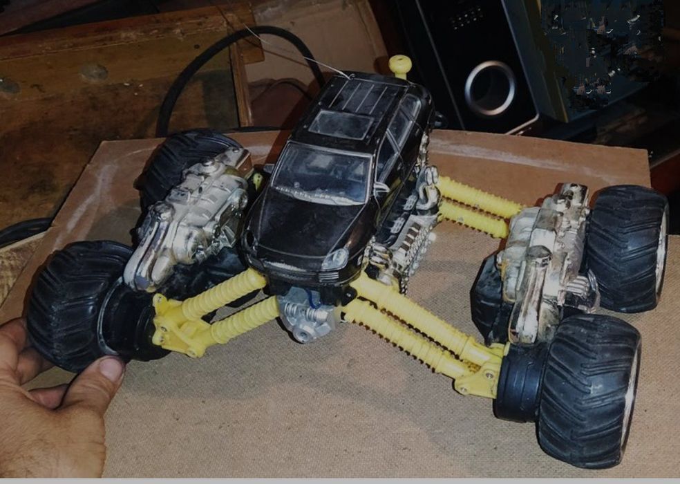 Велика цікава машинка на радіокерувонні