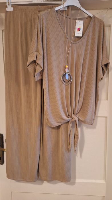 Cudny komplet beżowy wiązana bluzka.