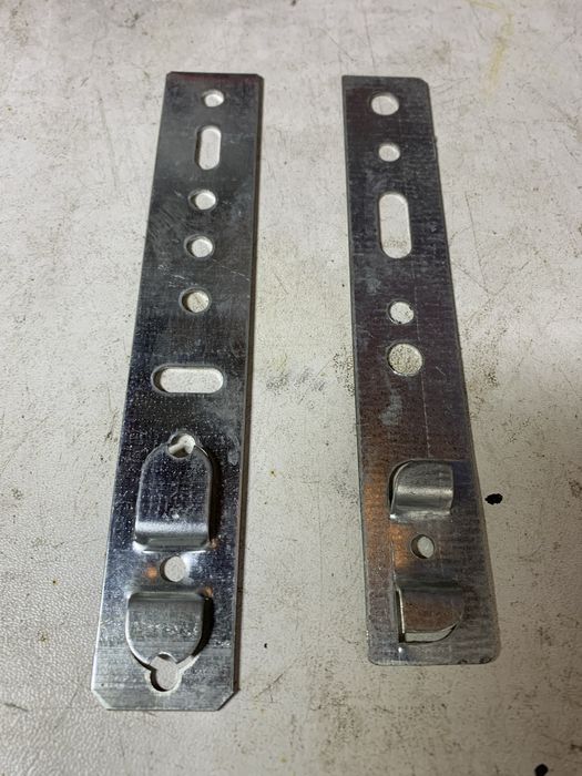 Анкерні пластини кріплення М/П вікна REHAU